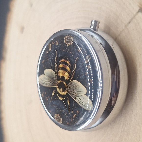 Bee Pill Case – Vintage-Inspired Compact Pill Organizer with 3 Compartments - Picture 8 of 9